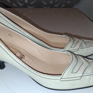 EUC Tod's Ivory Patent Leather Driving Kitten Heel 7.5 Italy Black Stitching